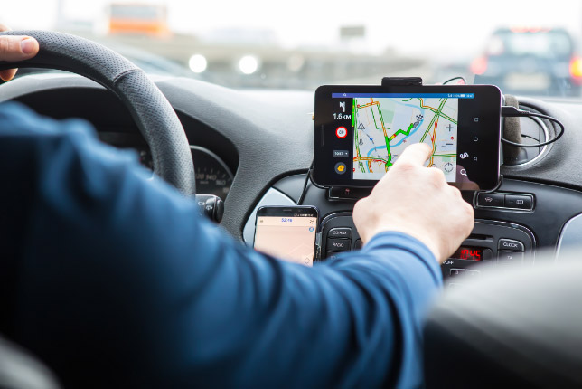 Eine Person nutzt eine Navigationssoftware im Auto